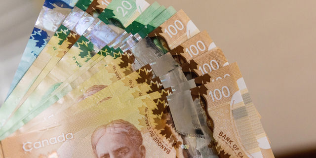 Trading di dollar Kanada saat rilis berita ekonomi